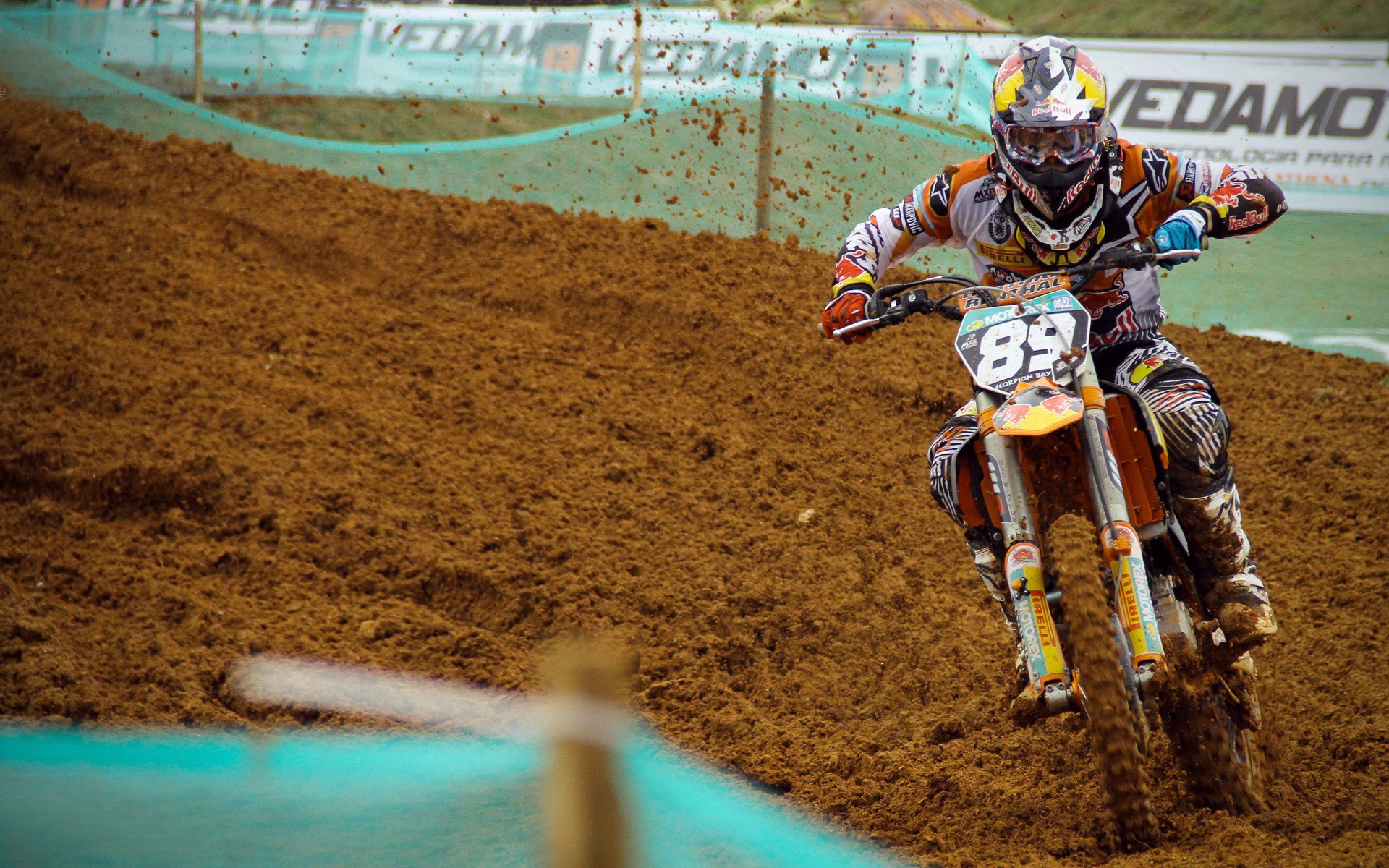 九游手机游戏-球迷疯狂应援：那些燃爆的现场极速镜头，球迷狂热